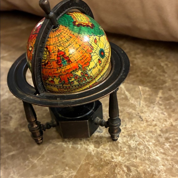 Vintage spinning Globe with Stand Pencil Sharpener - Picture 5 of 8